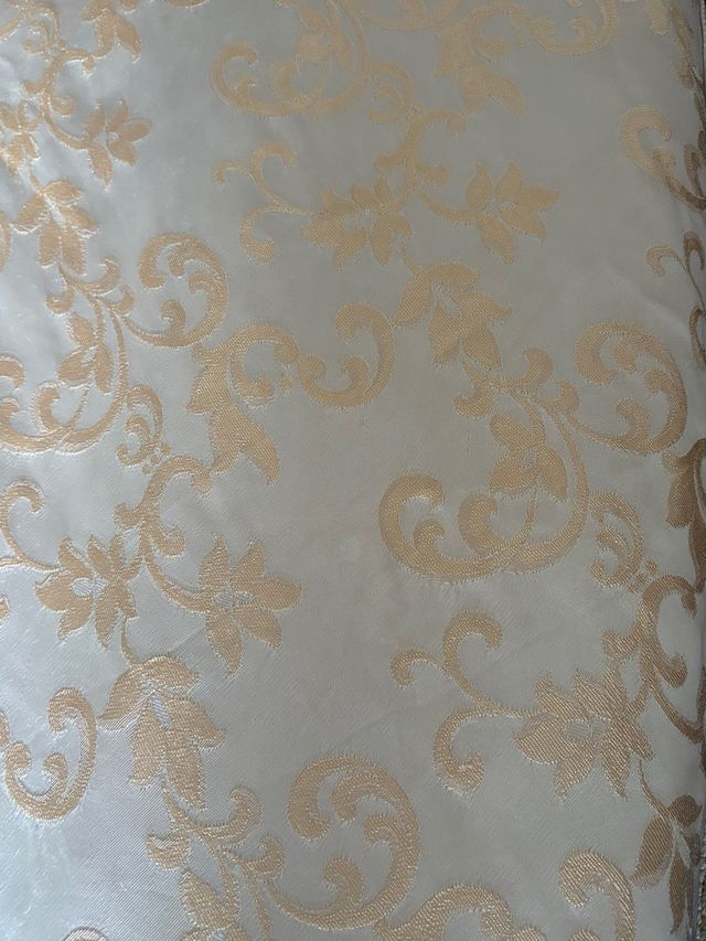 Copriletto damascato beige e oro