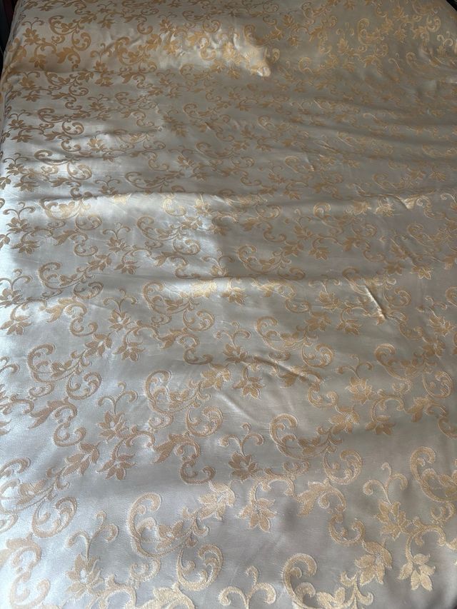Copriletto damascato beige e oro