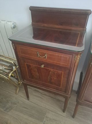 Due comodini molto vecchi