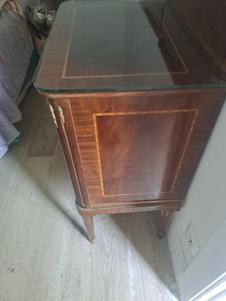 Due comodini molto vecchi