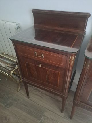 Due comodini molto vecchi