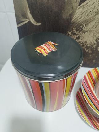 Caja de lata y tazas