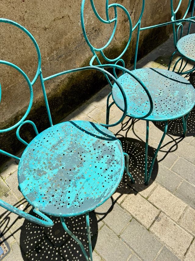 4 sillas antiguas de hierro . Pátina azul original
