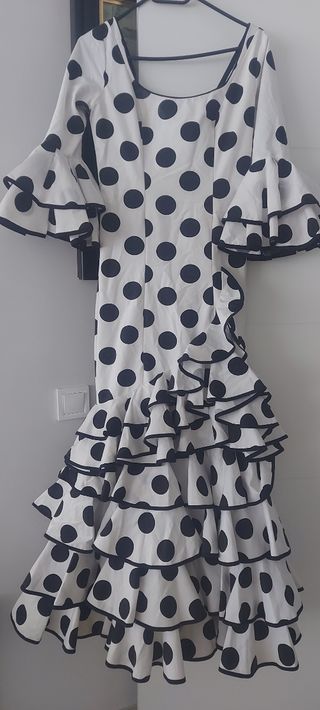 Traje gitana blanco y lunares negros
