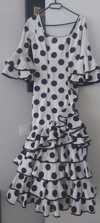 Traje gitana blanco y lunares negros