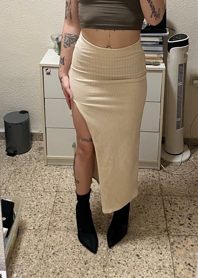 Falda beige con abertura