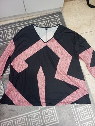 Camiseta negra y rosa manga larga