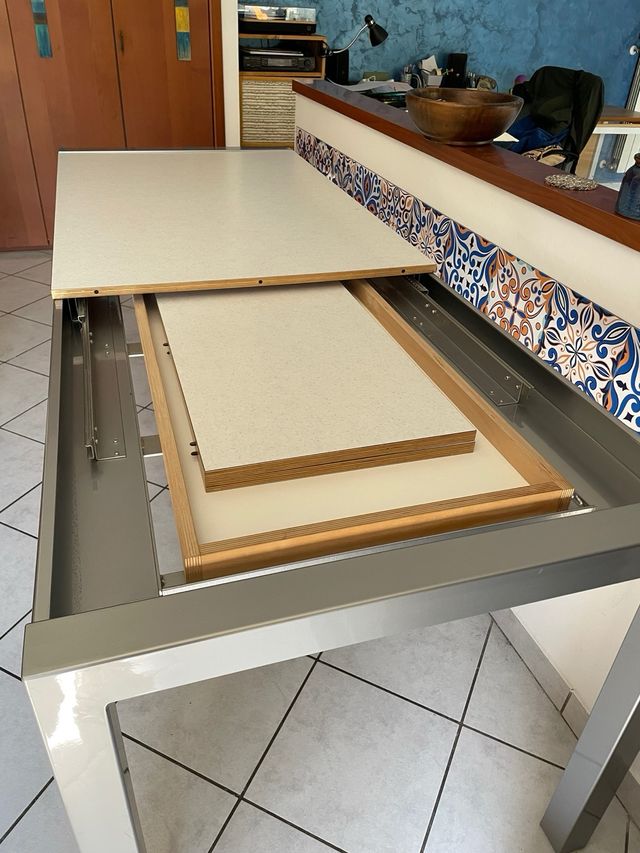 Tavolo allungabile grigio e bianco