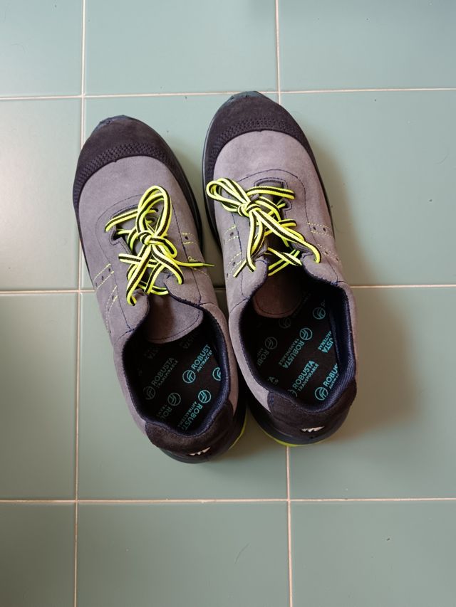 Scarpe tg.44 da lavoro, punta in pvc, nuove.