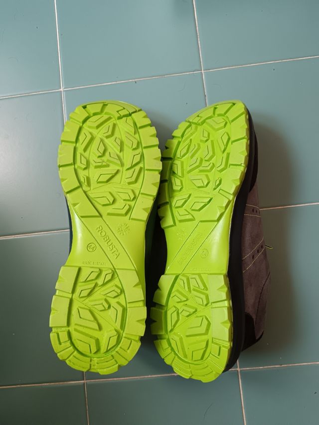 Scarpe tg.44 da lavoro, punta in pvc, nuove.