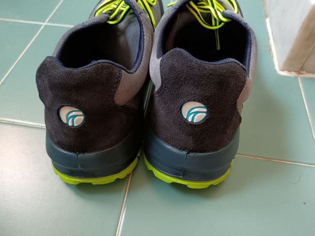 Scarpe tg.44 da lavoro, punta in pvc, nuove.