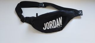 Riñonera Jordan negra
