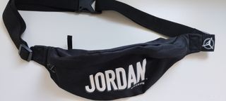 Riñonera Jordan negra
