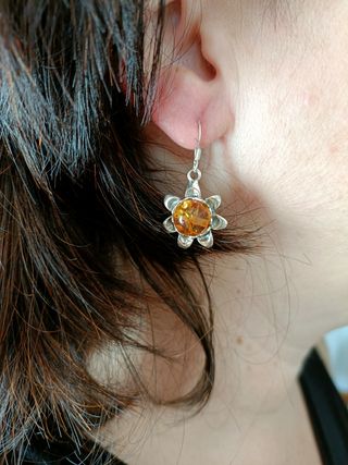 Conjunto de pendientes y colgante de plata.