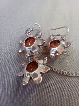 Conjunto de pendientes y colgante de plata.