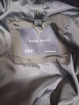 Chaquetón Zara verde oliva, con detalles dorados.