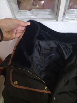 Chaquetón Zara verde oliva, con detalles dorados.