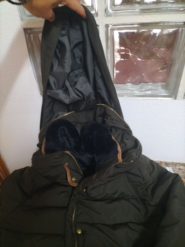 Chaquetón Zara verde oliva, con detalles dorados.