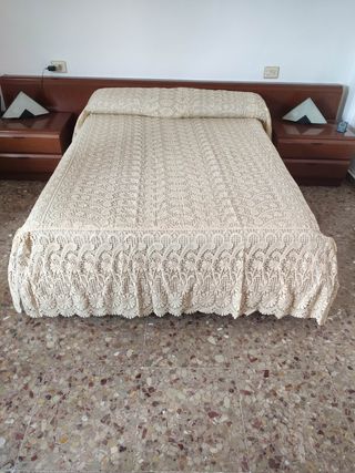 Colcha de GUIPUR en color Beige de Encaje.
