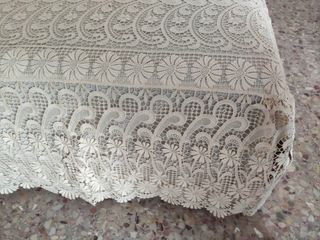 Colcha de GUIPUR en color Beige de Encaje.