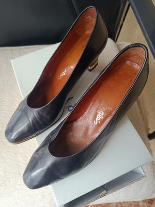 Zapatos salón negros piel, talla 35, adornos dorad