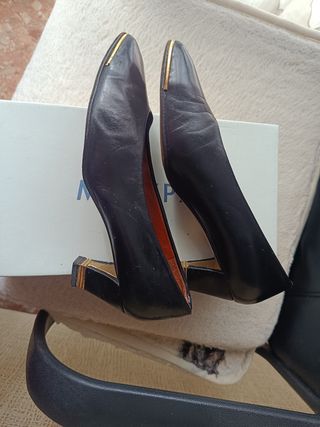 Zapatos salón negros piel, talla 35, adornos dorad