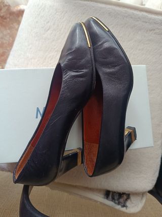 Zapatos salón negros piel, talla 35, adornos dorad