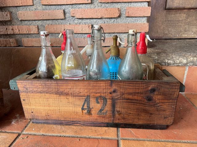 Botellas y sifónes antiguas + caja madera
