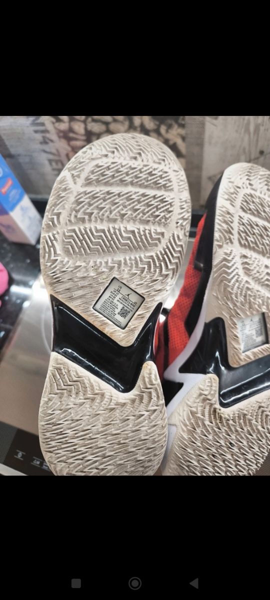 Zapatillas baloncesto rojas amarillas