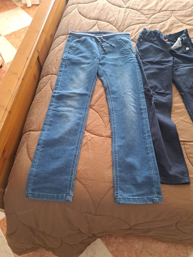Pantalones vaqueros y camisa de chico