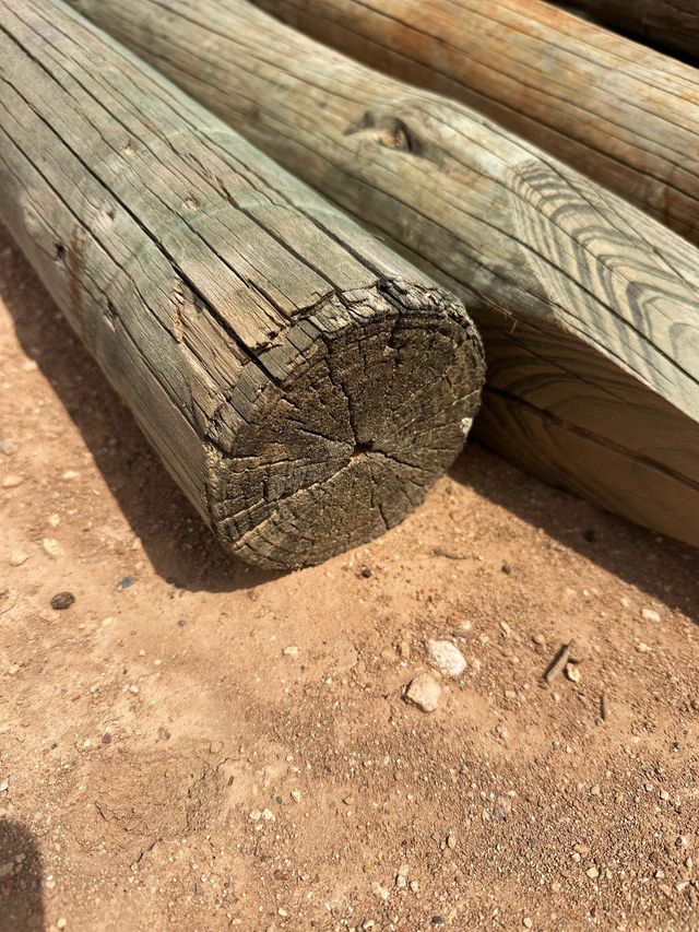 Postes de madera tratada