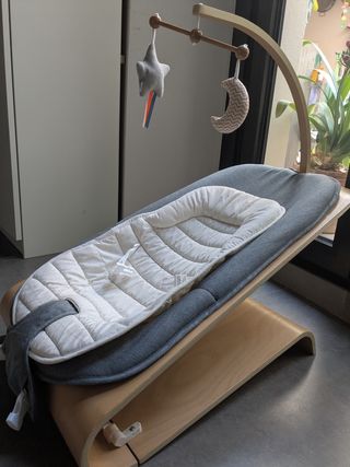 Hamaca de madera con balanceo