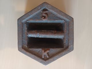 Pesa antigua o ponderal de 5 kg fabricada en hierr