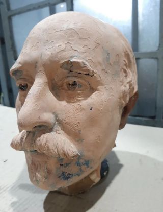 Busto antiguo personaje ilustre