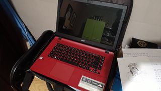 PORTATIL ACER ROJO CON BOLSA Y UNA PEQUEÑA TABLET