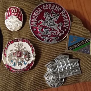 Gorra militar rusa con insignias