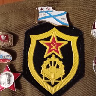 Gorra militar rusa con insignias