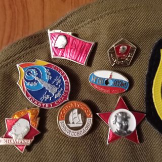 Gorra militar rusa con insignias