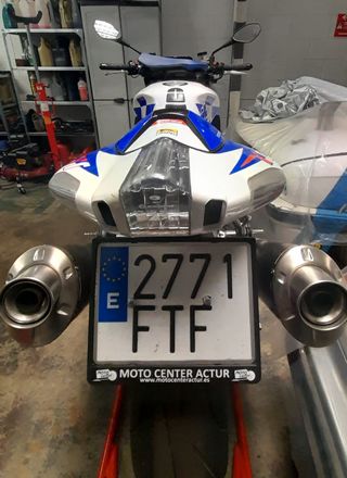 Motocicleta Aprilia RSV Tuono 1000 R
