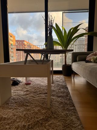 Mesa centro elevable gris y blanca