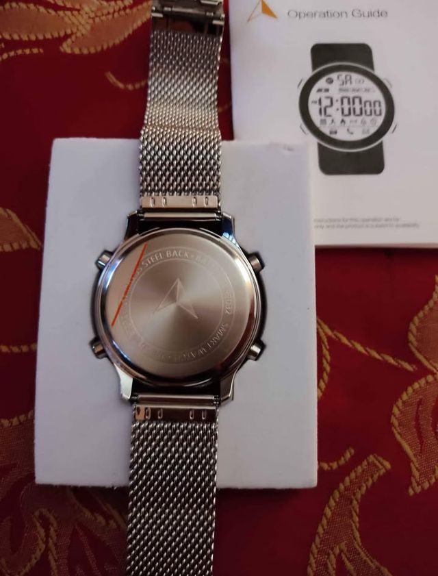 Reloj smartwatch conecting to the future reloj int