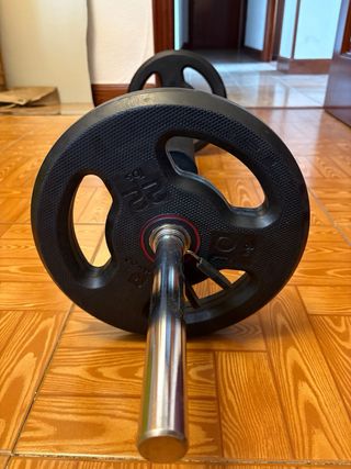 Barra + 2 pesas de 10 kg cada una