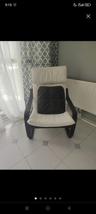 Silla mecedora Poang
 beige y marrón