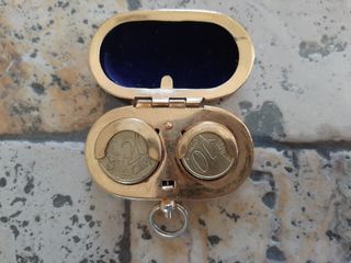 Portamonete antico in metallo