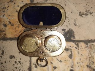 Portamonete antico in metallo