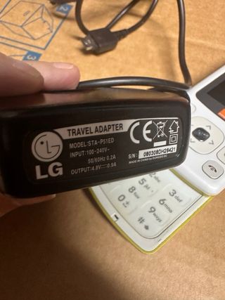 Movil LG con cargador KU308