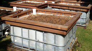 Bidones d1000l.con grifo y palets metálicos.