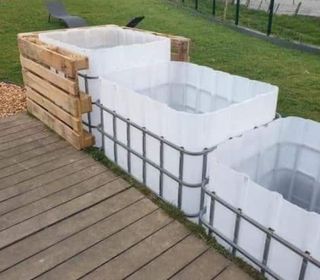 Bidones d1000l.con grifo y palets metálicos.