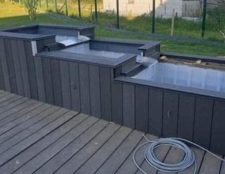 Bidones d1000l.con grifo y palets metálicos.