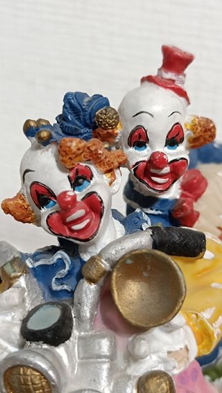 Figura payasos en moto